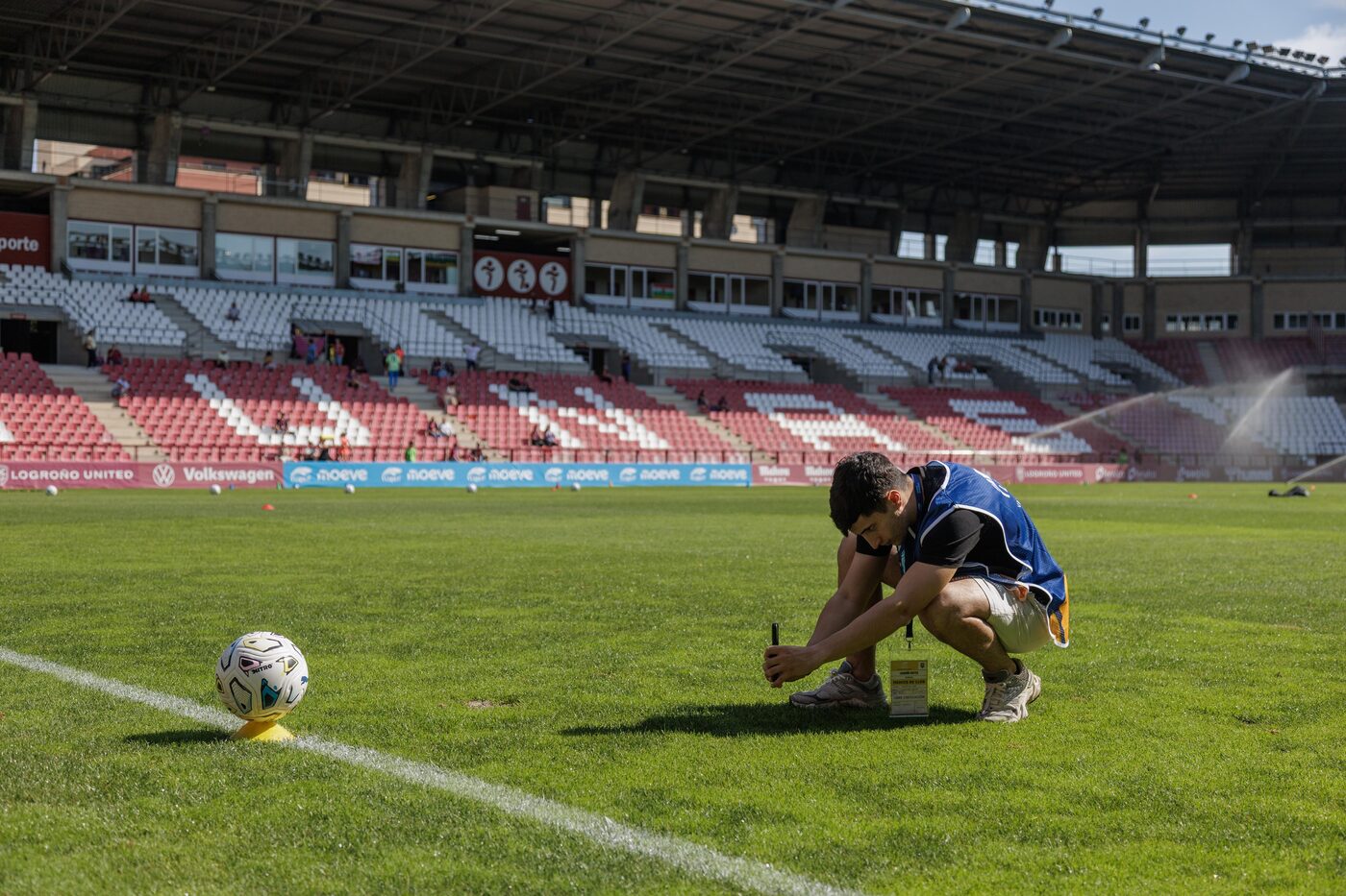 Tomás de Luna preparando una toma en el estadio
